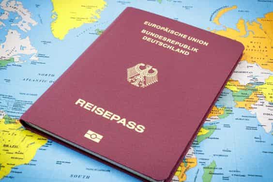 Almanya pasaportu dünya haritası üzerinde, ticari vize başvuru süreci için görsel.